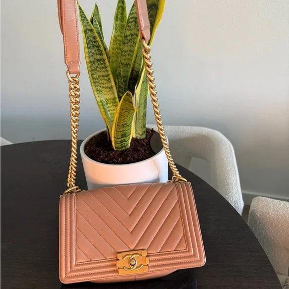 CHANEL Tan Gold Crossbody Bag with Chevron Quilting - Picture 4 of 8